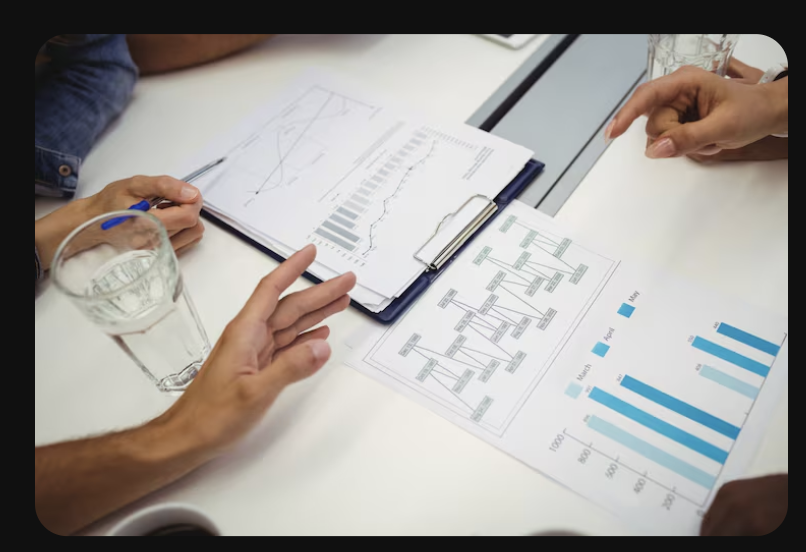 Ingénieur analysant des données techniques sur ordinateur